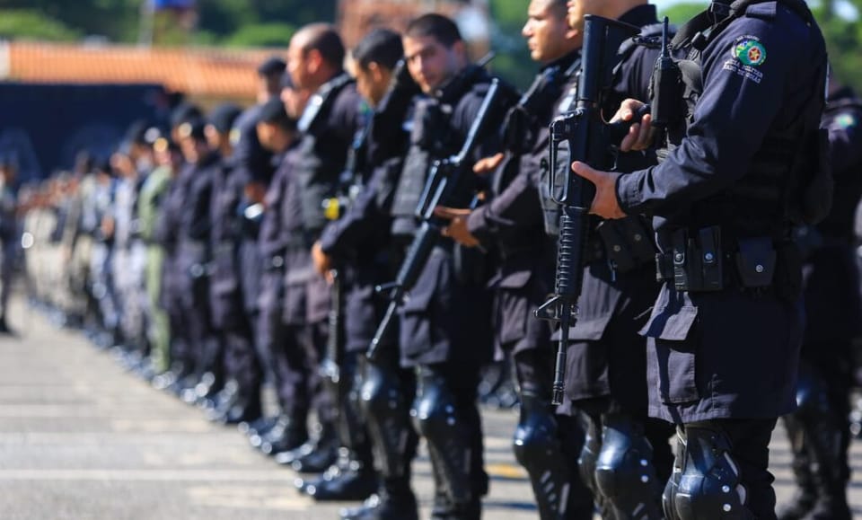 O estado tira com uma mão e metralha com a outra